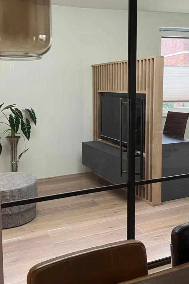 Uw thuisbioscoop stijlvol weggewerkt in één wand