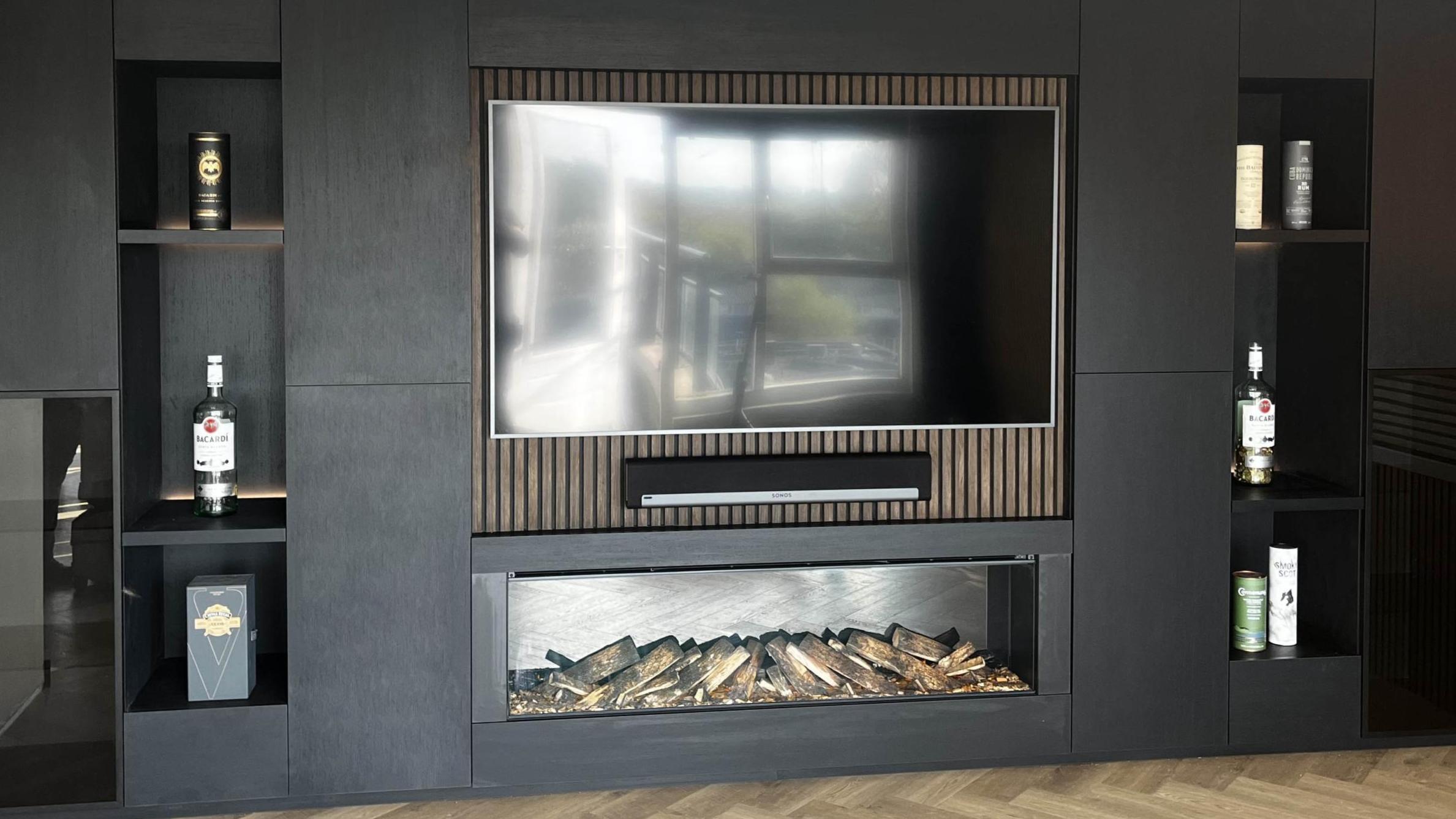 Uw thuisbioscoop stijlvol weggewerkt in één wand