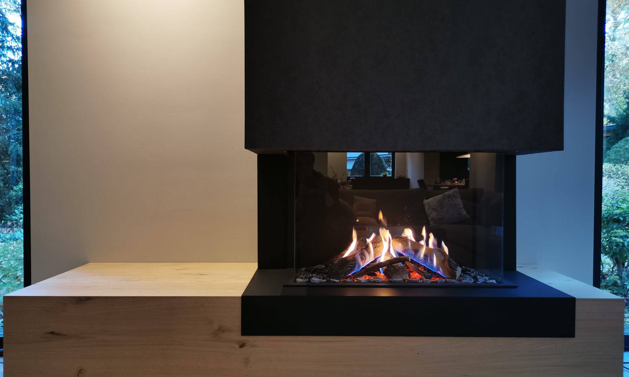 Gashaard met eiken dressoir en zwart afgespoten metalen stroken