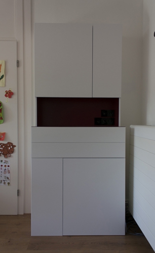 Dressoir met rode accenten