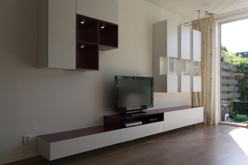 Dressoir met rode accenten