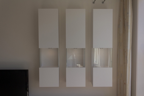 Dressoir met rode accenten