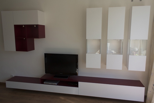 Dressoir met rode accenten