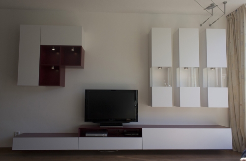 Dressoir met rode accenten