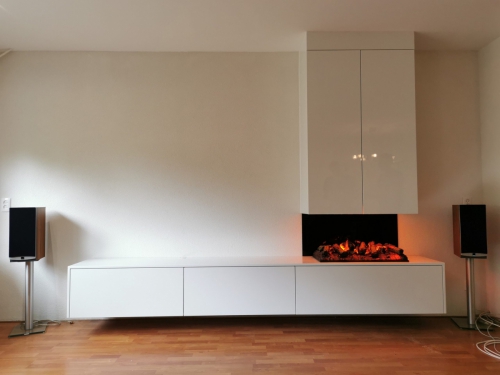 Hoogglans dressoir met elektrische haard en hoge kast