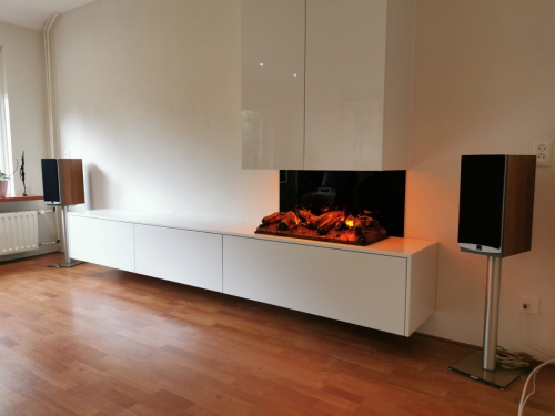 Hoogglans dressoir met elektrische haard en koofkast