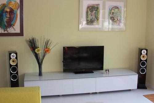 Dressoir bedekt met glas