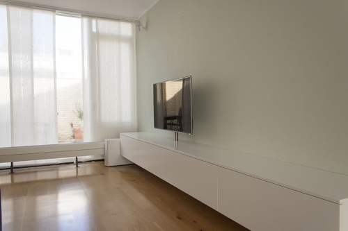 Wit gespoten dressoir met tv-steun