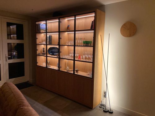 Buffetkast eiken met glazen deuren en verlichting