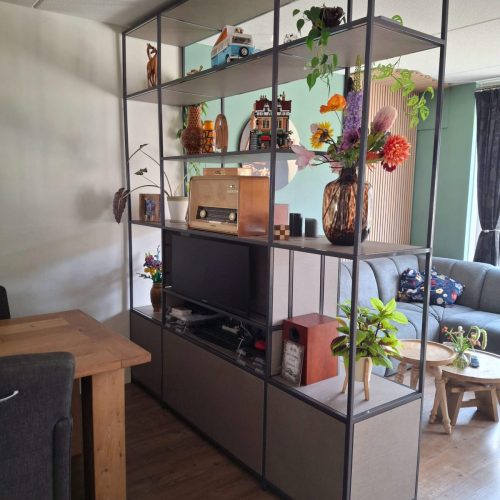Roomdivider met aan elke kant een aparte functie. 