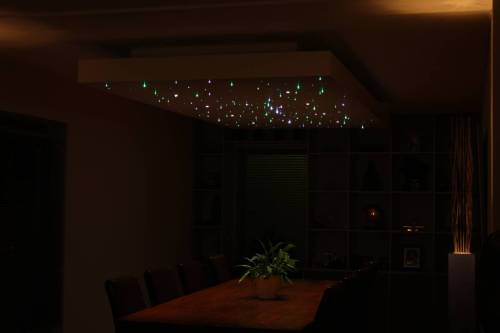 Sterrenhemel in verlaagd plafond in een woonkamer