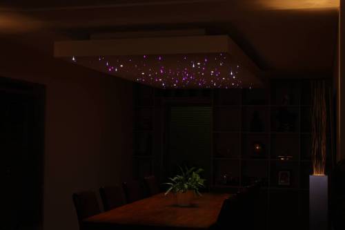 Sterrenhemel in verlaagd plafond in een woonkamer