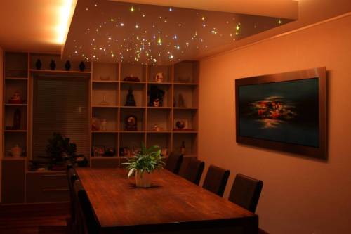 Sterrenhemel in verlaagd plafond in een woonkamer
