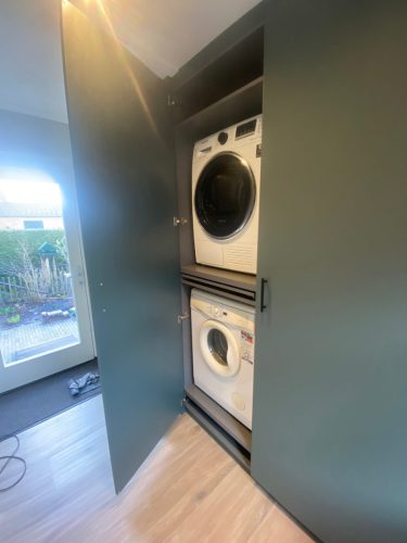 Wasmachine kast mat groen deur open