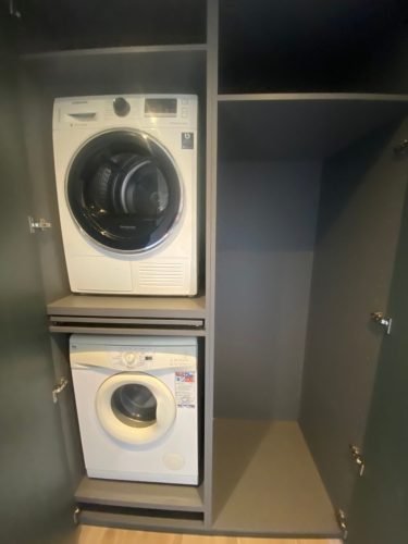 Wasmachine kast mat groen deur open