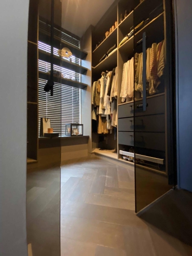 Inloopkast met taupe motief
