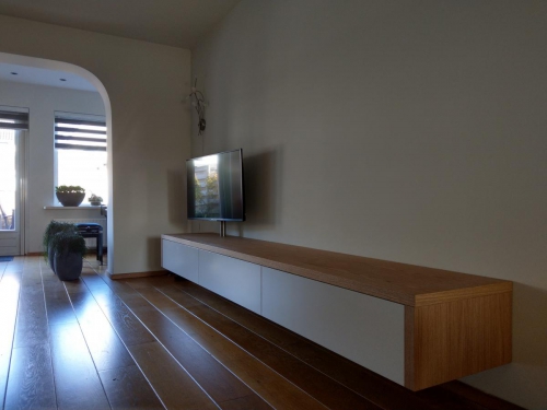 Dressoir met eiken elementen