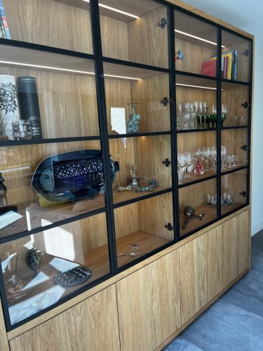 Buffetkast eiken met glazen deuren en verlichting