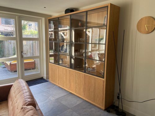 Buffetkast eiken met glazen deuren en verlichting
