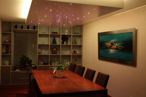 Sterrenhemel in verlaagd plafond in een woonkamer