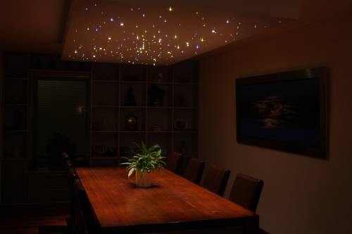 Sterrenhemel in verlaagd plafond in een woonkamer