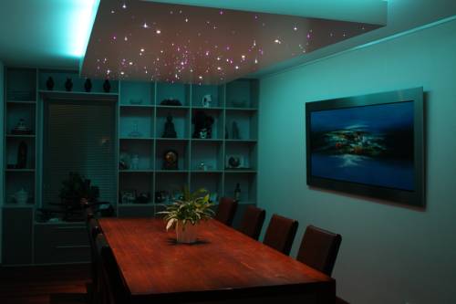 Sterrenhemel in verlaagd plafond in een woonkamer