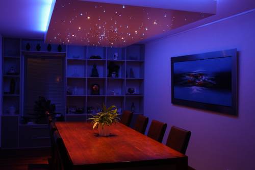 Sterrenhemel in verlaagd plafond in een woonkamer